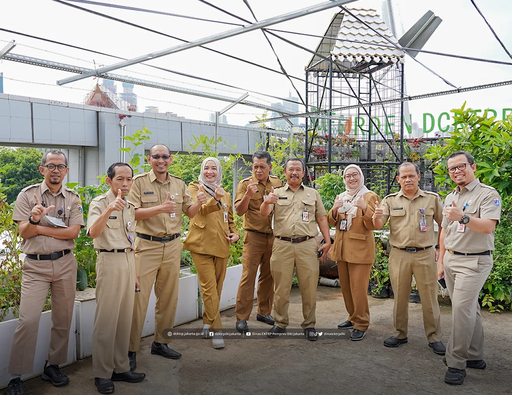 Pemetikan Buah Melon Emas secara Simbolis oleh Kepala Dinas CKTRP di Roof Garden DCKTRP