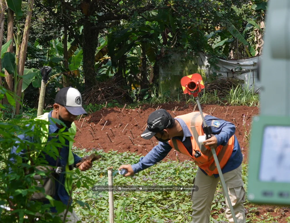 Kegiatan Pematokan di Kali Pesanggrahan