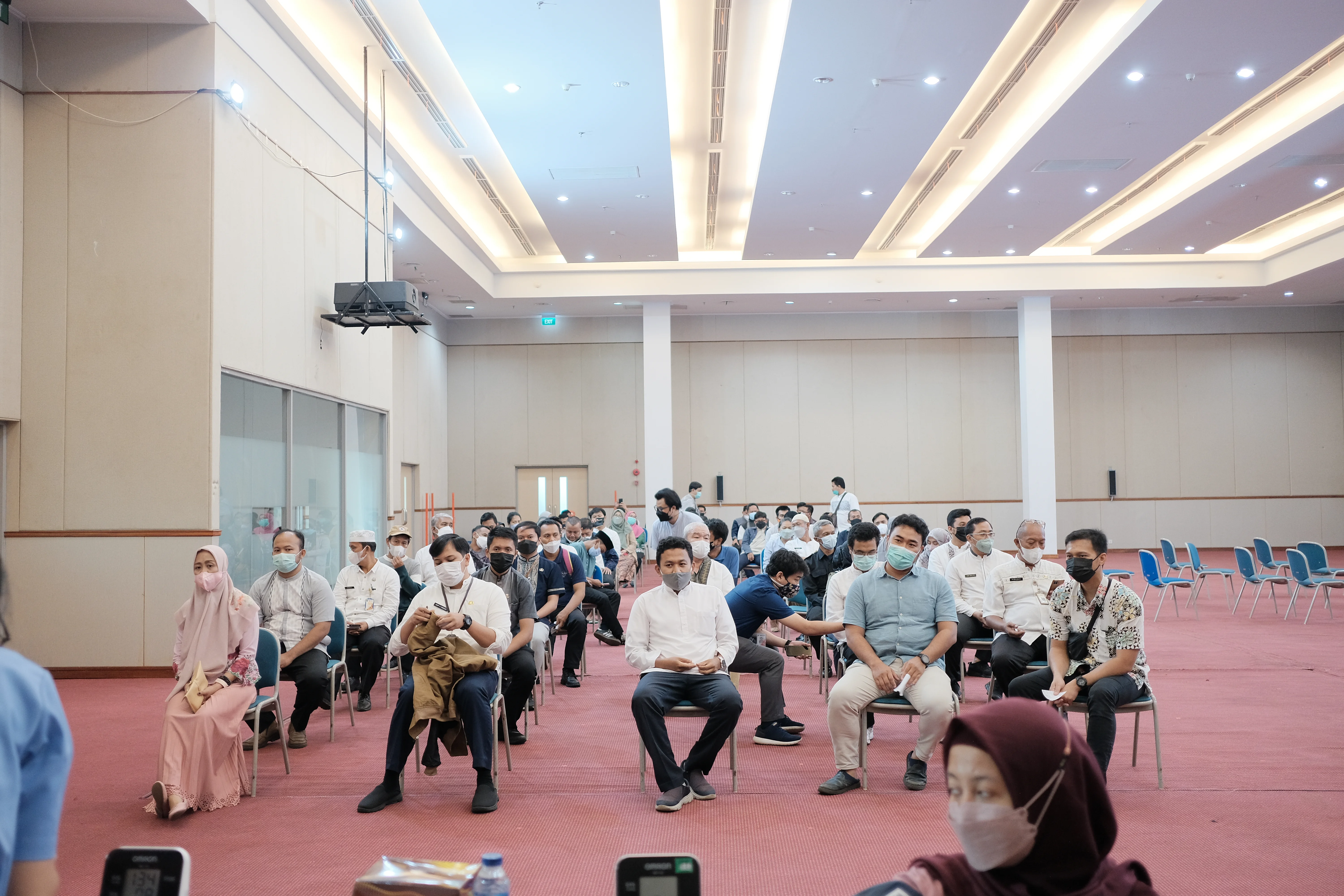 Vaksinasi Booster Covid-19 di Gedung Dinas Teknis Jatibaru