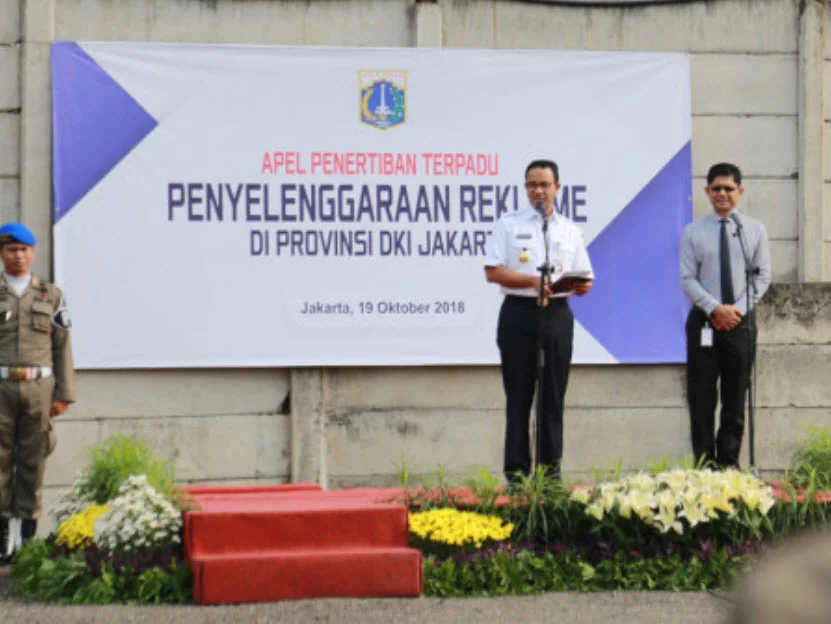 GUBERNUR PIMPIN APEL PENERTIBAN REKLAME