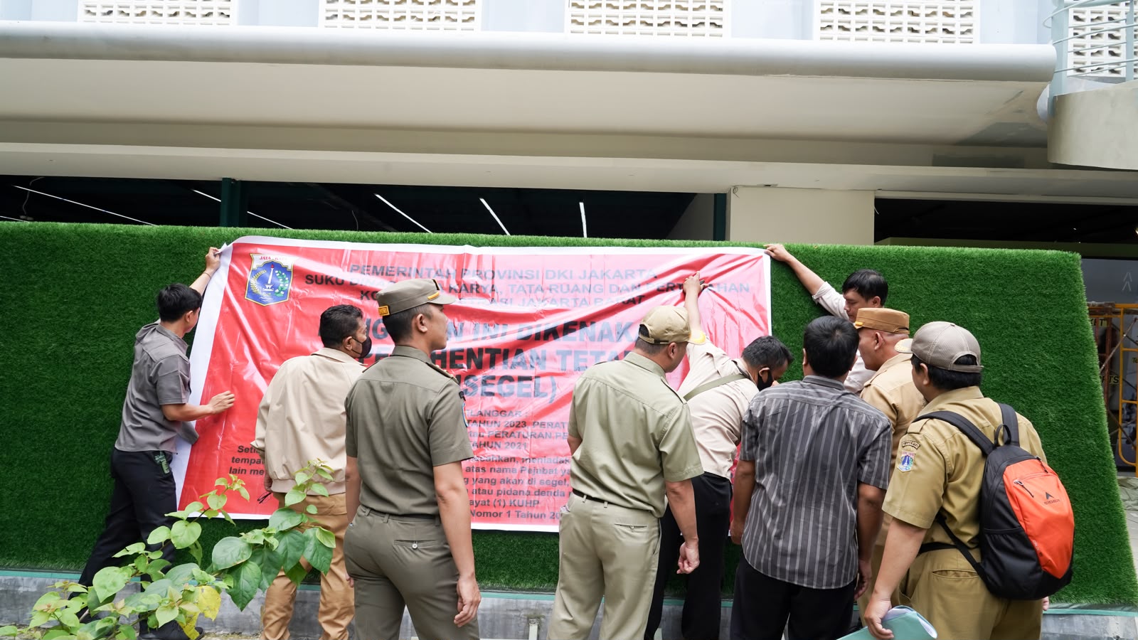 Sudin CKTRP Jakarta Barat Lakukan Penertiban Bangunan Gedung Lapangan Olahraga Padel