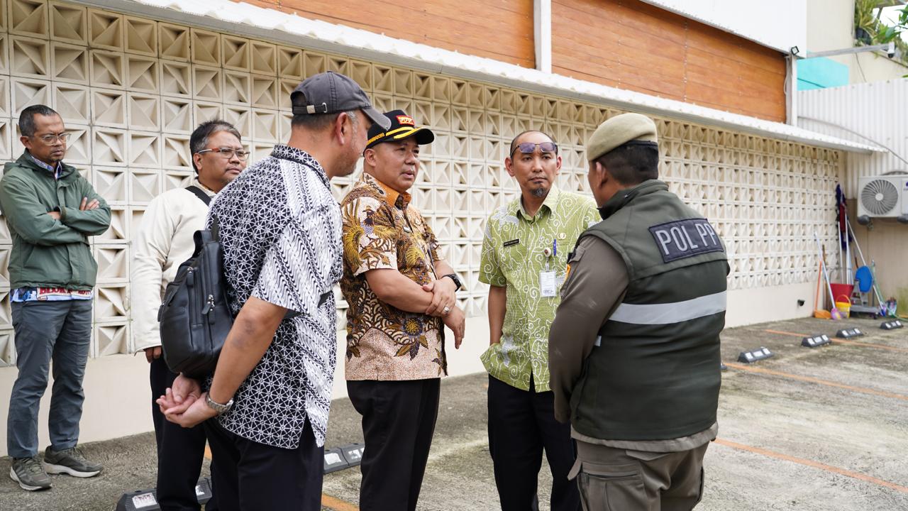 Sinergi Lintas Sektor, Petugas Gabungan Jaktim Tertibkan Bangunan Melanggar di Pulogadung