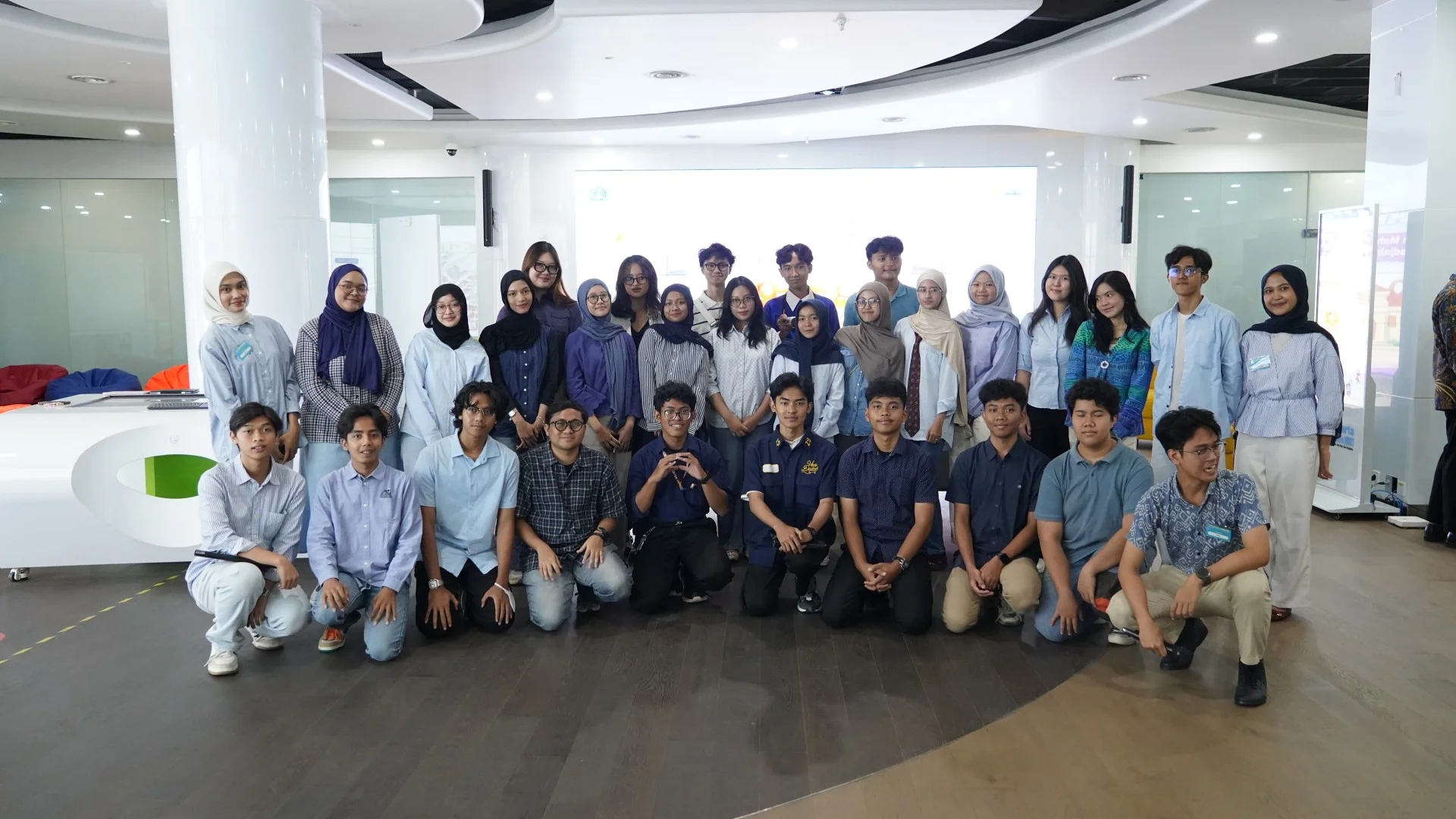 Foto galeri Kunjungan Himpunan Mahasiswa Batavia Universitas Gadjah Mada (HIMAVIA UGM) di Studio Jakarta Satu 14