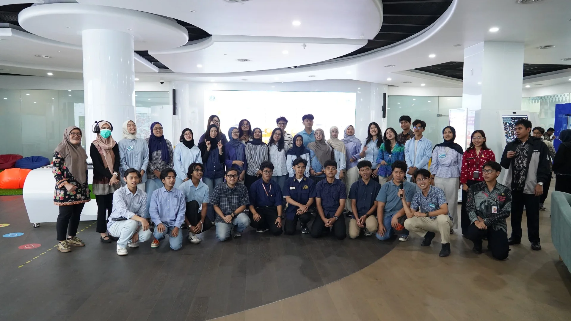 Foto galeri Kunjungan Himpunan Mahasiswa Batavia Universitas Gadjah Mada (HIMAVIA UGM) di Studio Jakarta Satu 13
