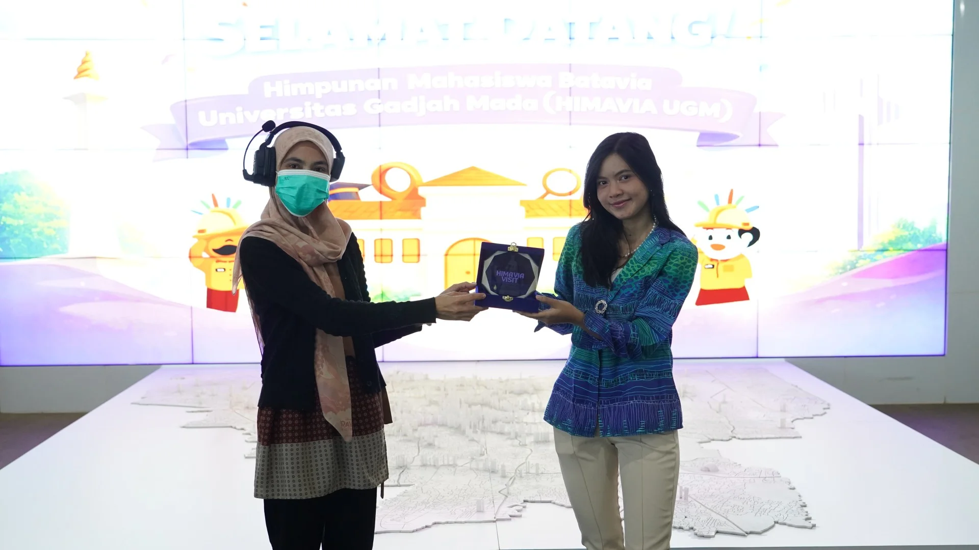 Foto galeri Kunjungan Himpunan Mahasiswa Batavia Universitas Gadjah Mada (HIMAVIA UGM) di Studio Jakarta Satu 12