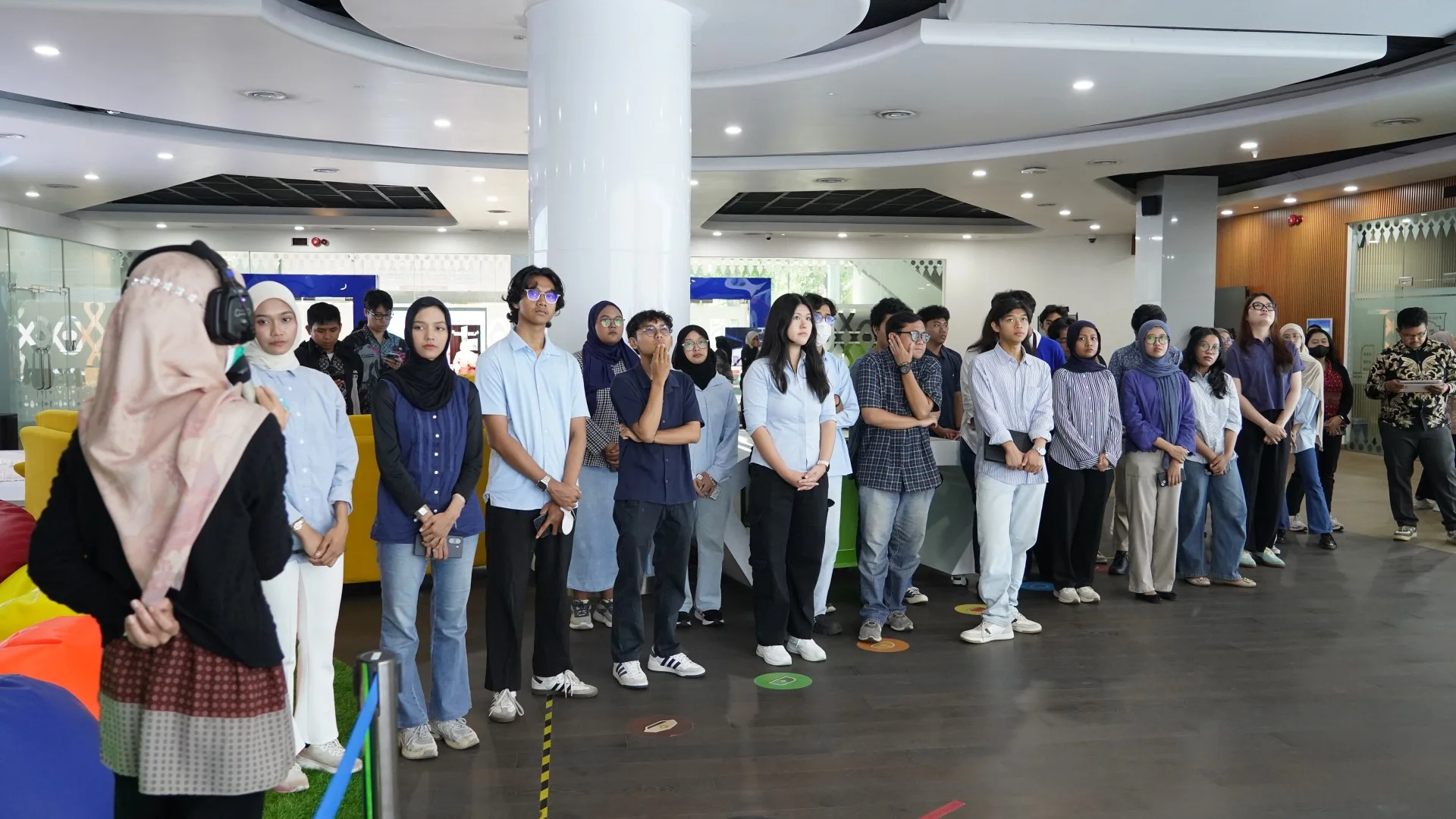 Foto galeri Kunjungan Himpunan Mahasiswa Batavia Universitas Gadjah Mada (HIMAVIA UGM) di Studio Jakarta Satu 8