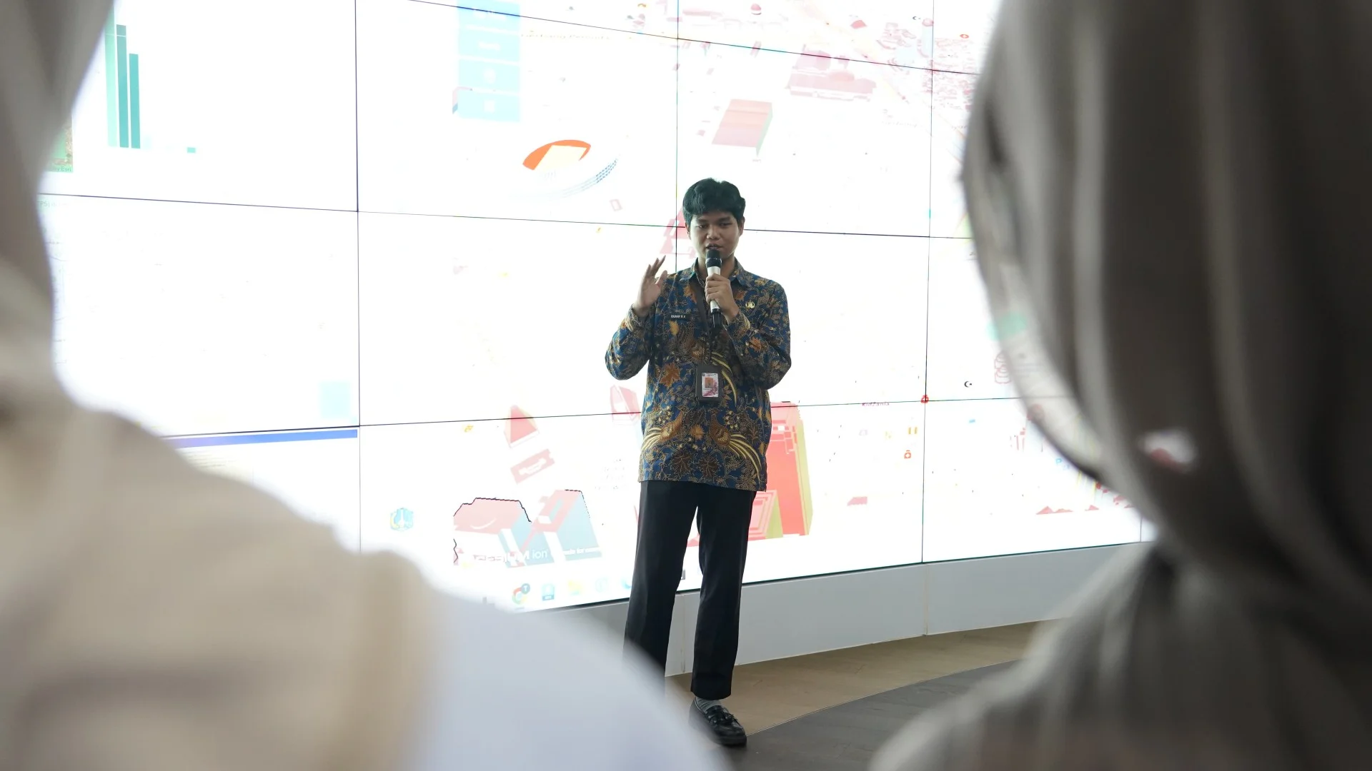 Foto galeri Kunjungan Himpunan Mahasiswa Batavia Universitas Gadjah Mada (HIMAVIA UGM) di Studio Jakarta Satu 7