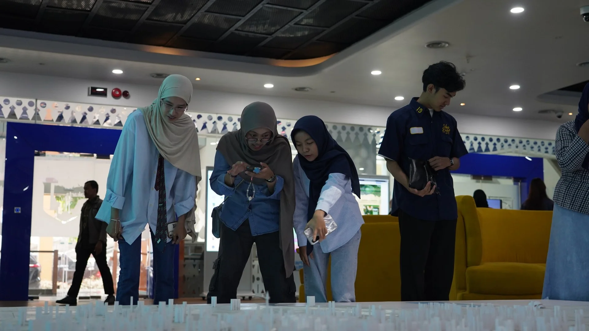 Foto galeri Kunjungan Himpunan Mahasiswa Batavia Universitas Gadjah Mada (HIMAVIA UGM) di Studio Jakarta Satu 5