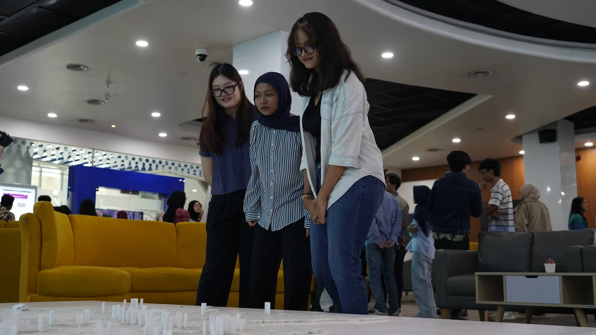 Foto galeri Kunjungan Himpunan Mahasiswa Batavia Universitas Gadjah Mada (HIMAVIA UGM) di Studio Jakarta Satu 2